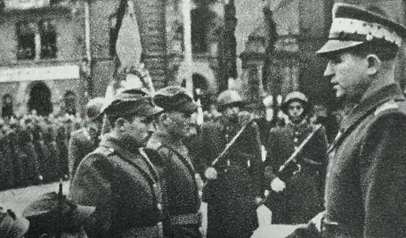 1440px-Gen._Konrad_Świetlik_promuje_oficerów_KBW.webp