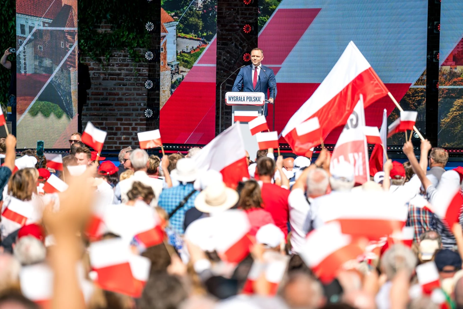 Setki tysięcy ludzi na zaprzysiężeniu Nawrockiego. Największa feta w historii współczesnej Polski?