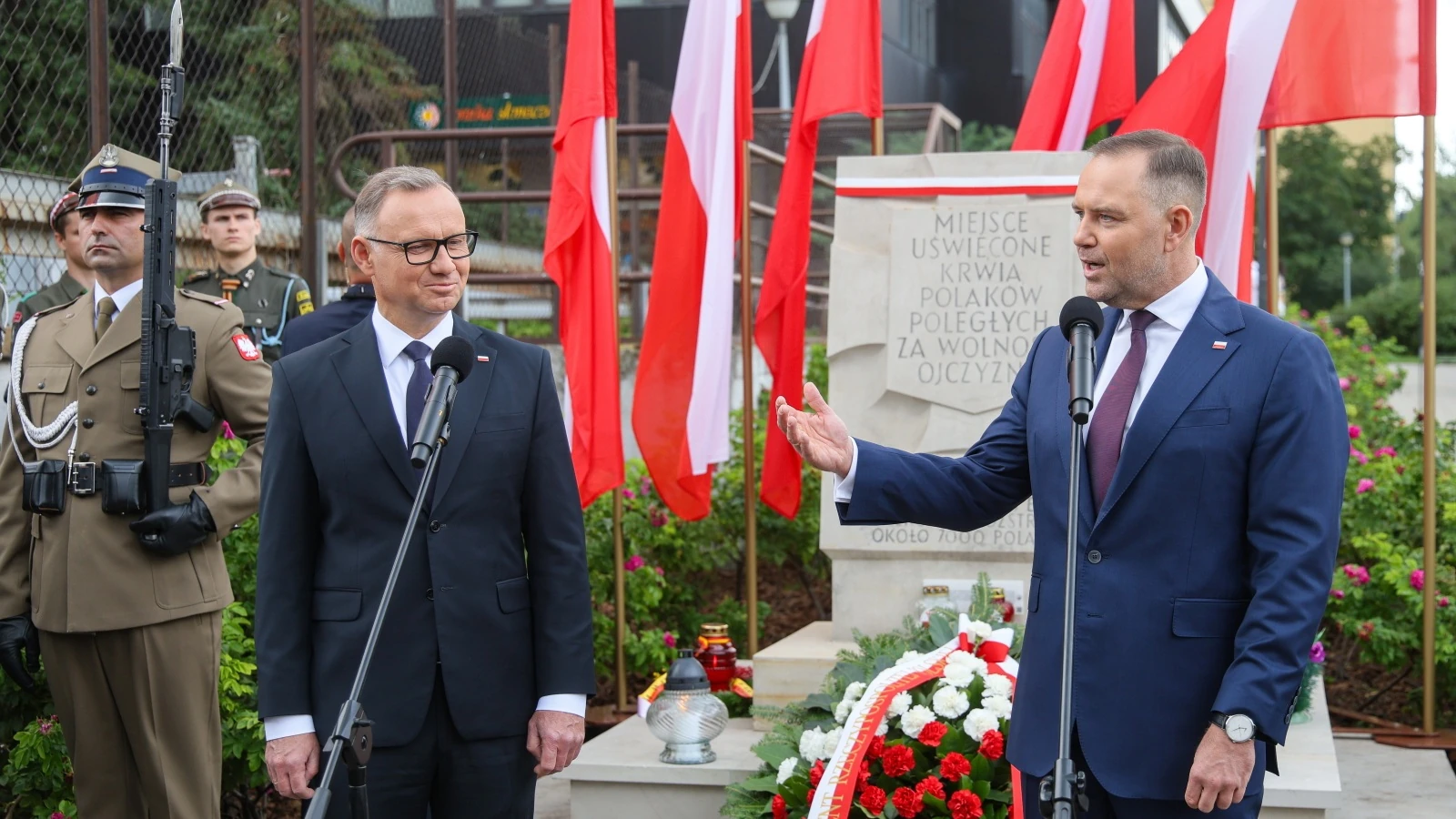 Największa niemiecka zbrodnia w powstańczej Warszawie. Prezydenci przed pomnikiem Ofiar Rzezi Woli