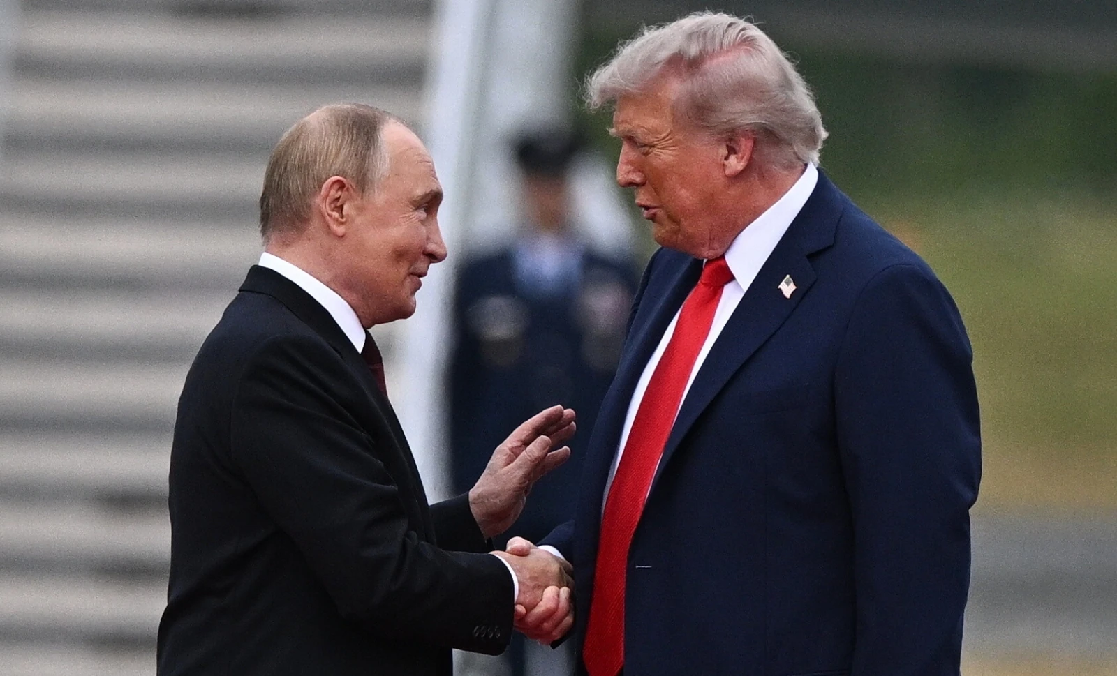 Prezydent USA wręczył Putinowi tajemniczy list. Co Melania Trump napisała do rosyjskiego przywódcy?