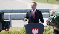Prezydent RP Karol Nawrocki przemawia przed defiladą na warszawskiej Wisłostradzie, w ramach obchodów Święta Wojska Polskiego, 15 bm. Tegoroczna defilada wojskowa odbywa się pod hasłem „Dziękujemy za Waszą służbę”. (