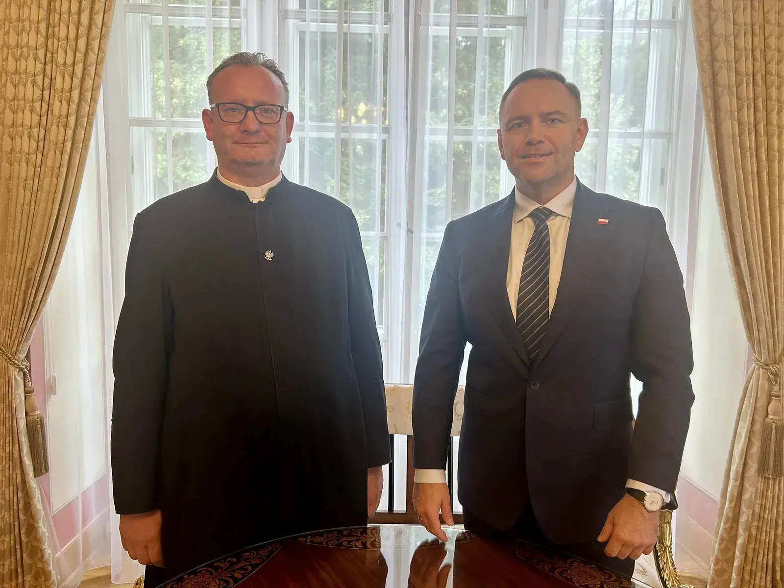 Już atakują kapelana Nawrockiego. Dziennikarz od afery ze swastyką z wafelków: „W objęciach nazisty”