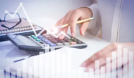 ksiegowy-obliczajacy-zysk-z-wykresami-analizy-finansowej.webp