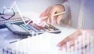 ksiegowy-obliczajacy-zysk-z-wykresami-analizy-finansowej.webp