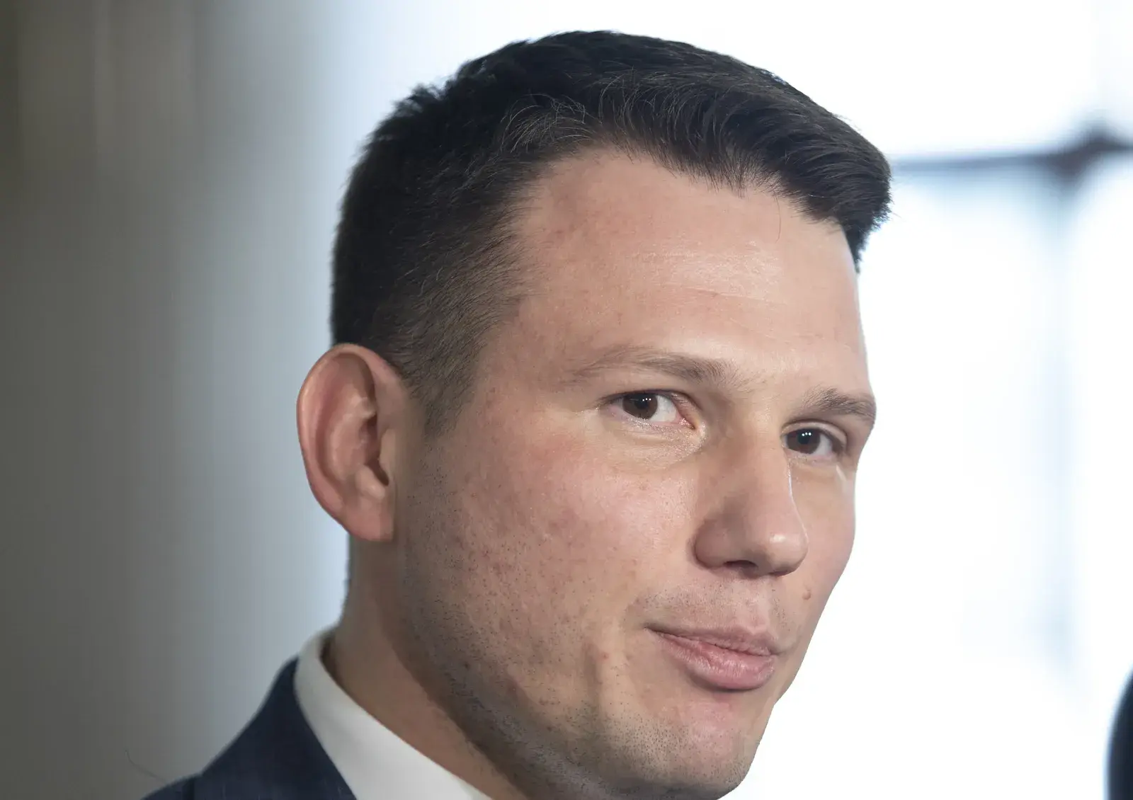 Sławomir Menzten narzeka, iż zestrzeliwanie dronów nad polskim terytorium wychodzi... drogo. "Jedna godzina lotu F16 kosztuje więcej niż taki dron"