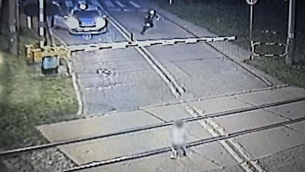 6-latek bawił się na torach. Chwilę później przejechał tamtędy pociąg. Wstrząsające nagranie