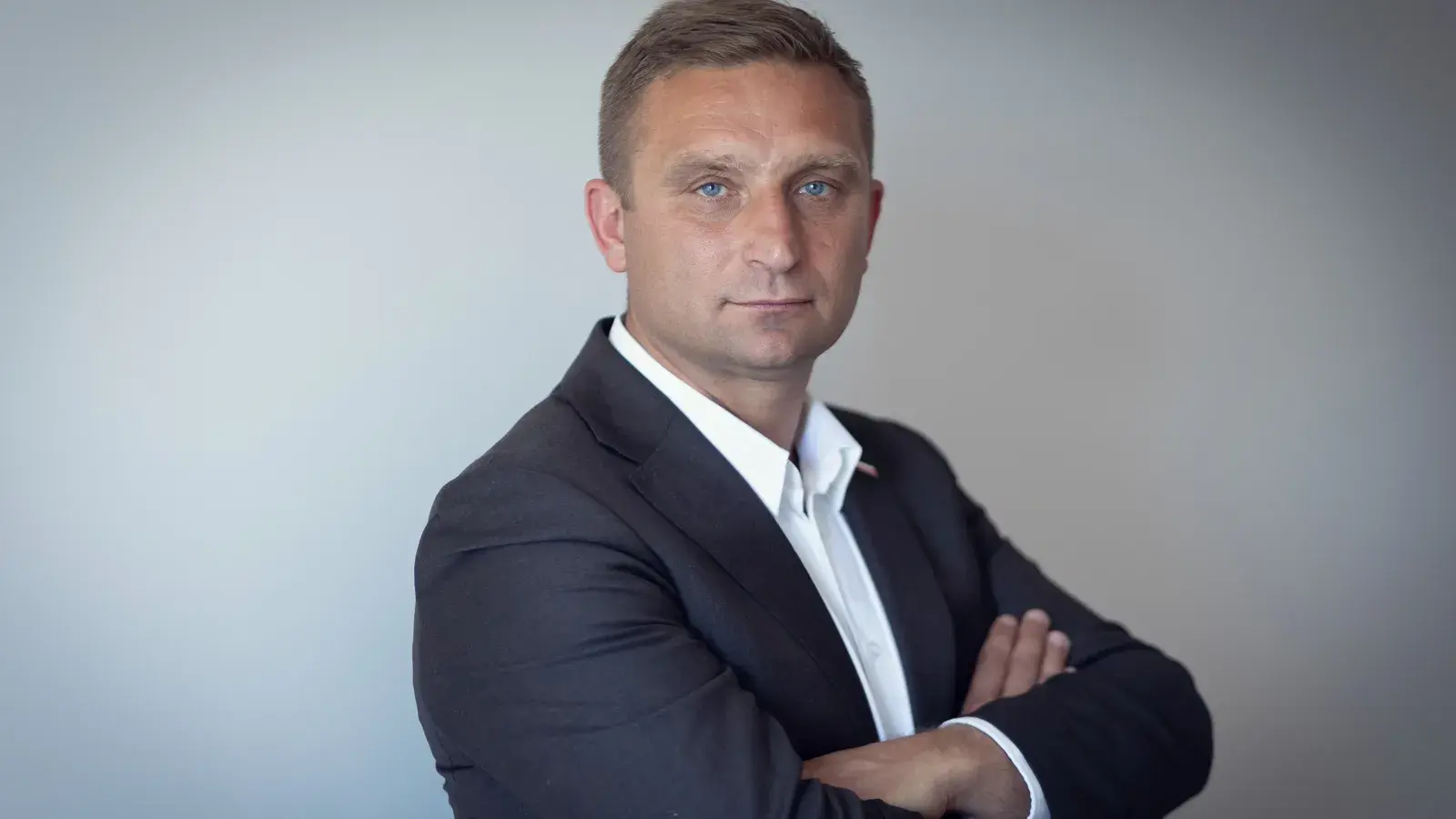 Robert Bąkiewicz stanie przed sądem? Prokurator próbował wyłączyć się z postępowania - taką odpowiedź otrzymał od Korneluka
