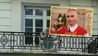 Ksiądz Krzysztof Dukielski odmówił nominacji biskupiej od papieża Leona XIV – Na zdjęciu widoczny ks. Dukielski w ornacie liturgicznym na tle wnętrza kościoła, nałożony na tło balkonu nuncjatury apostolskiej z herbem papieskim. Duchowny z Radomia, obecny proboszcz parafii w Magnuszewie, poprosił o zwolnienie z obowiązków biskupa pomocniczego, mimo wcześniejszej nominacji papieskiej. Decyzję zaakceptował Ojciec Święty.
