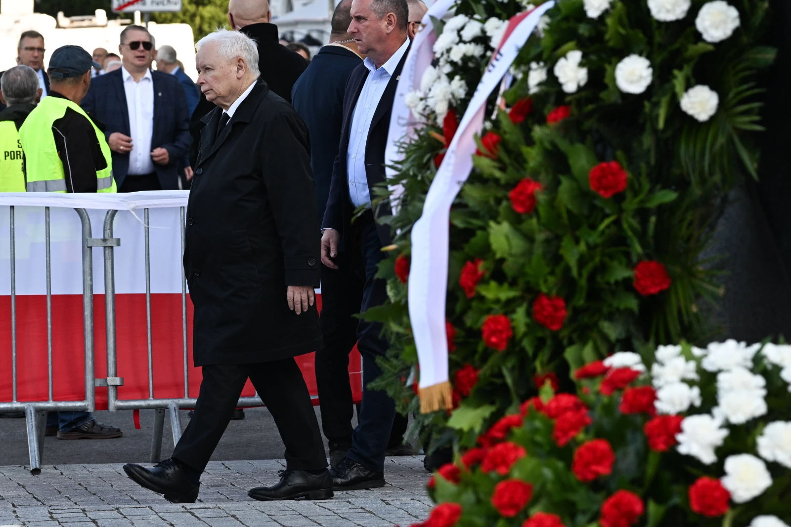 Tusk apeluje o jedność w obliczu rosyjskiej agresji. Oto jedność jego trolli spod pomnika smoleńskiego