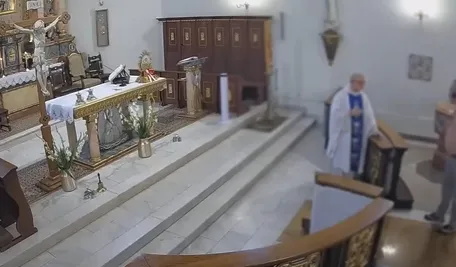 atak na kościoł.webp