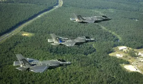 1512px-F-35_Lightning_II_variants_in_flight_near_Eglin_AFB_in_2014.webp