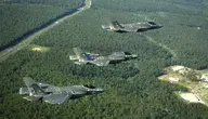 1512px-F-35_Lightning_II_variants_in_flight_near_Eglin_AFB_in_2014.webp