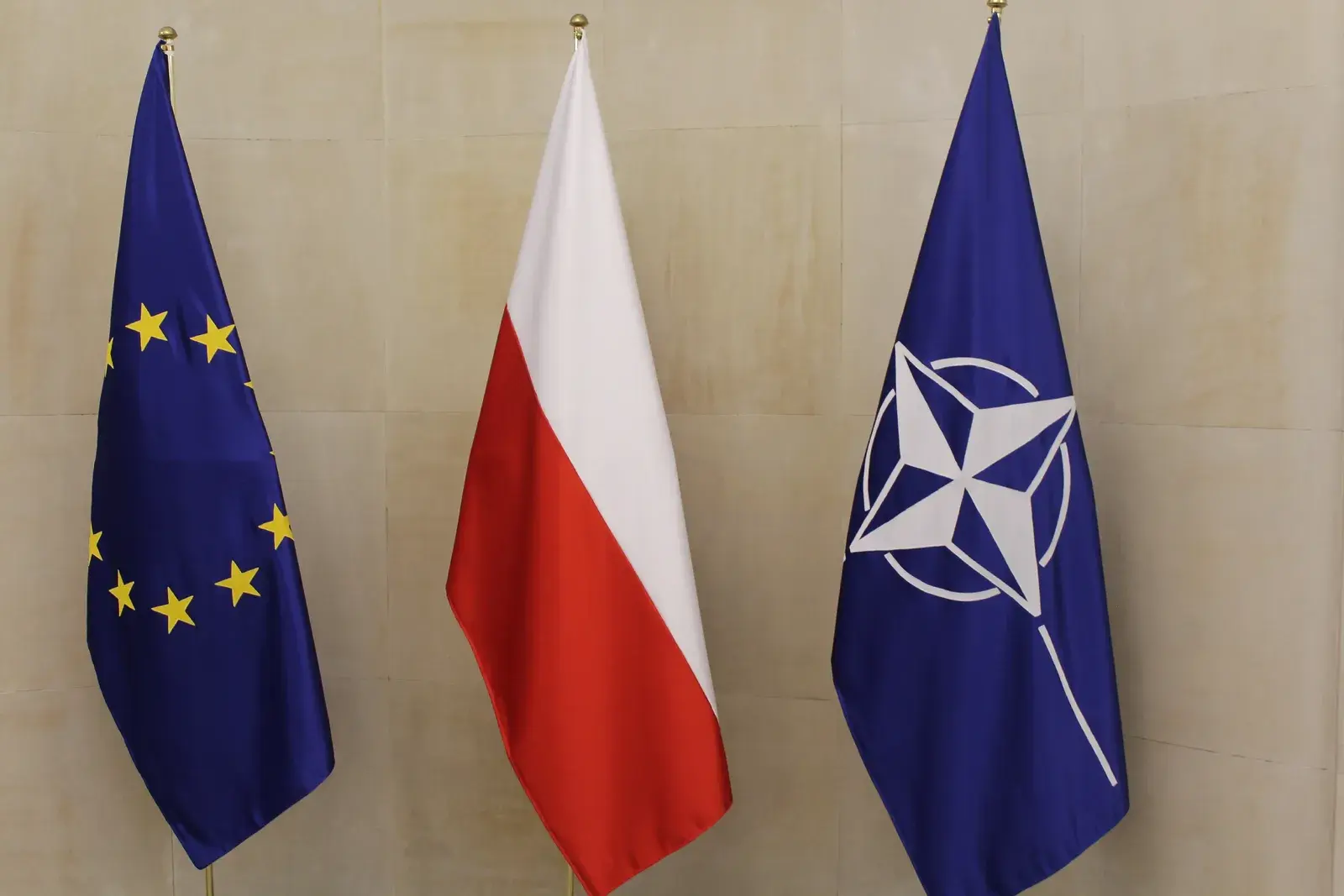 Lekcja dla Tuska i Sikorskiego. Polacy ufają armii i NATO, a coraz mniej biurokratom z Unii Europejskiej