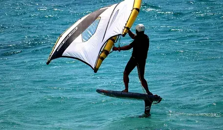 wingsurfing-8039768_1280.webp