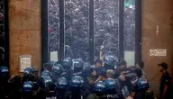 Starcia propalestyńskich demonstrantów z policją przed dworcem głównym w Mediolanie podczas ogólnokrajowych protestów przeciwko transferowi broni do Izraela.