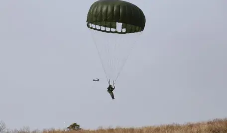 parachute-1079351_1280.webp