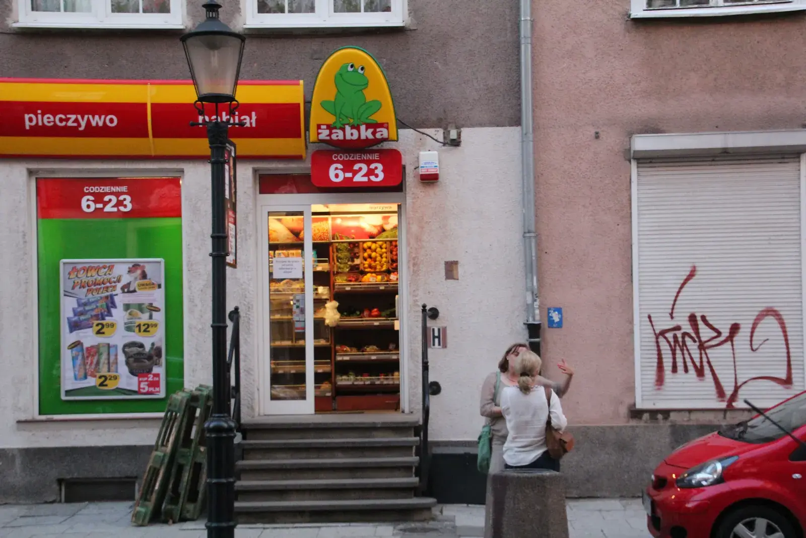 Wirtualna Polska ustaliła, iż warszawski radny PO zarabia na wynajmie lokalu Żabce. Głosował przeciw prohibicji