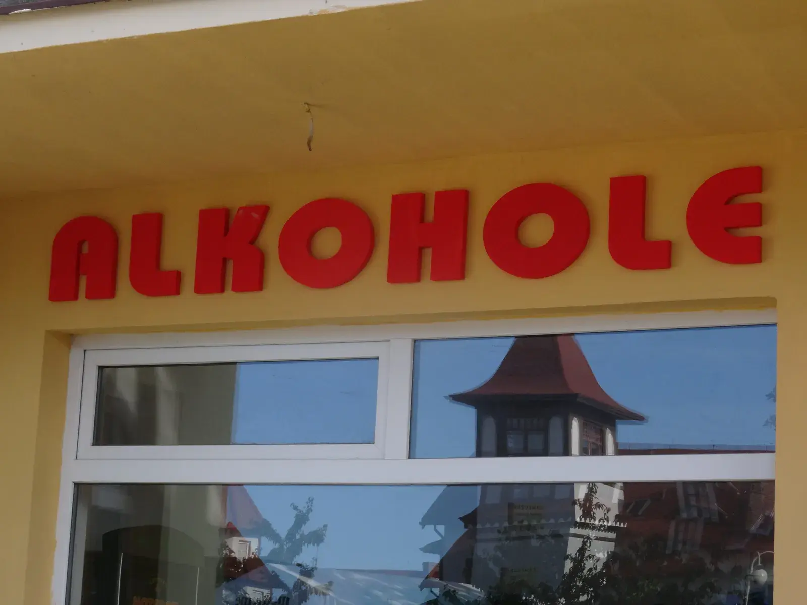 Koniec alkoholu po 22? Rząd szykuje rewolucję w sprzedaży trunków. Wyjaśniamy, o co dokładnie chodzi