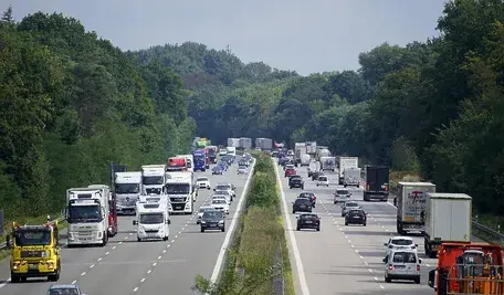 autobahn-7489782_1280.webp
