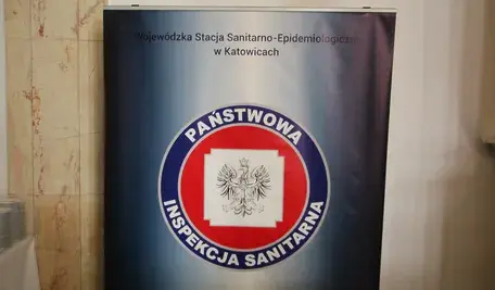 Sanepid szuka pasażerów, którzy mogli mieć kontakt z groźną chorobą. Na zdjęciu log Sanepidu.