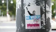 Plakat anty-AfD z hasłem 'Nie Wieder!'(nigdy więcej)  w Nadrenii Północnej-Westfalii na tle kampanii samorządowej i teorii spiskowych po śmierci 16 kandydatów