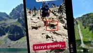 Turysta z małym psem wspinający się na Rysy w Tatrach – łamanie przepisów Tatrzańskiego Parku Narodowego i zagrożenie dla zwierzęcia oraz przyrody.