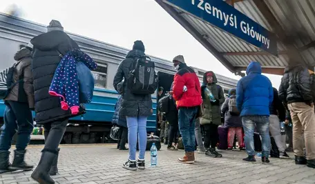 Gdy rząd Donalda Tuska porzucił koncepcję szybkiej siatki kolejowej dowożącej pasażerów z całej Polski do CPK w około dwie godziny, nową propozycję przedstawili… Czesi. Efekt? Nie Baranów, a Frankfurt nad Menem. Nie dwie godziny, a ponad 18. Od czerwca przez Polskę pojedzie jeden z najdłuższych pociągów bezpośrednich w Europie