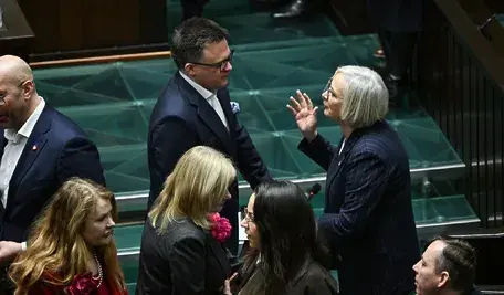 Wicemarszałkowie Sejmu Szymon Hołownia i Dorota Niedziela na sali obrad Sejmu w Warszawie, 8 bm. Na pierwszym w 2026 r. posiedzeniu