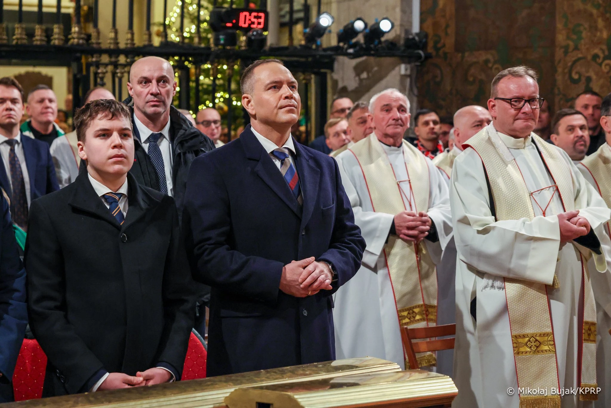 Prezydent Nawrocki znowu włożył kij w mrowisko. Udał się tam z kibicami. Tusk wściekły