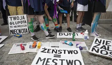 Polacy mają coraz większe problemy z myśleniem. Stąd tryumf ideologii