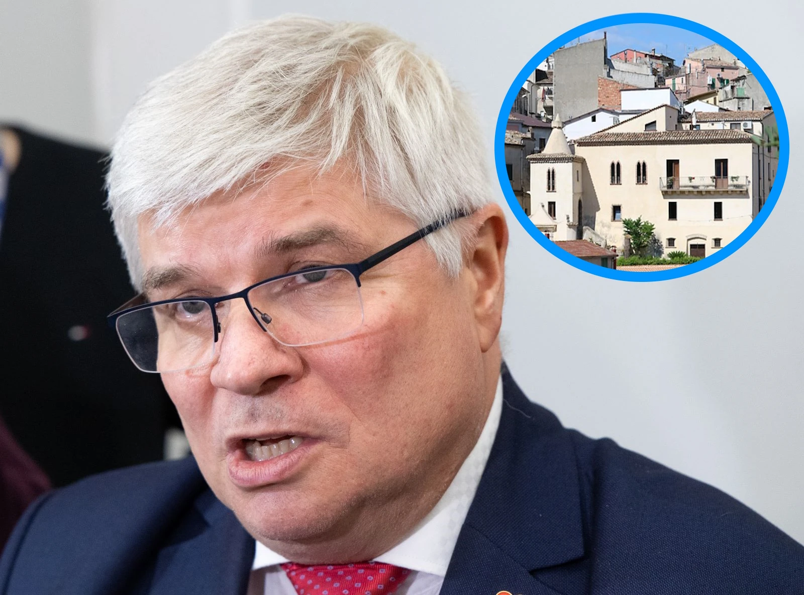 Kpiny z ludzi w Sejmie. Fotoreporter odkrył, czym naprawdę zajmuje się pełnomocnik Tuska ds. CPK