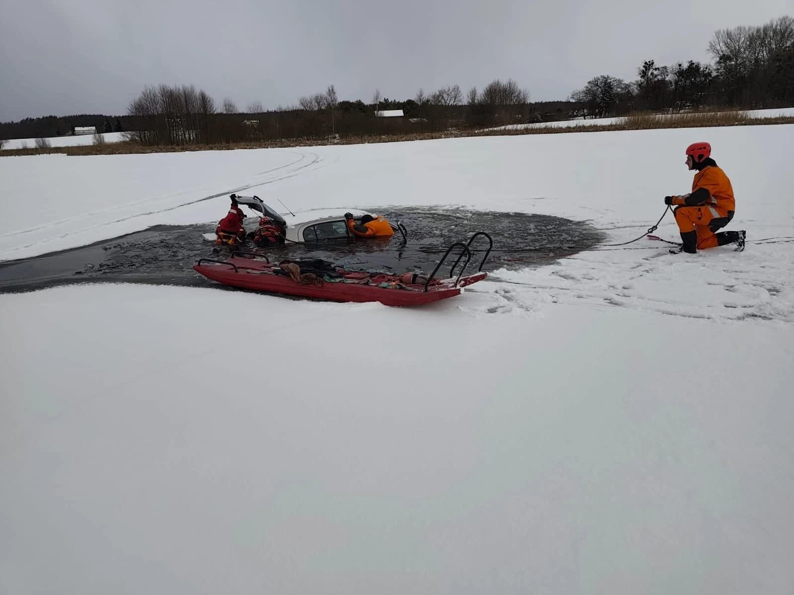 Jeździli po zamarzniętym jeziorze. Auto wpadło do lodowatej wody! Co zrobić, gdy załamie się pod Tobą lód?