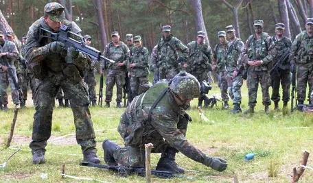 Żołnierze Bundeswehry. Wybuchł w niej skandal w związku z nazistowskimi mundurami, braniem narkotyków i molestowaniem. 