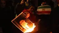 Uczestnik protestu w Iranie pali zdjęcie ajatollaha. Trwające od dwóch tygodni protesty są krwawo tłumione, ale Trump twierdzi, że teraz Iran chce negocjować