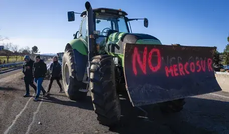 Rolnicy blokują autostradę AP-7 traktorami w proteście przeciwko umowie UE-Mercosur, Pontos koło Girony, Hiszpania, 11 stycznia 2026 r. Demonstracja farmerów jest odpowiedzią na głosowanie większości państw UE 9 stycznia za kontrowersyjną umową handlową z blokiem południowoamerykańskim, która zagraża europejskim producentom rolnych. EPA/DAVID BORRAT (źródło: PAP/EPA).