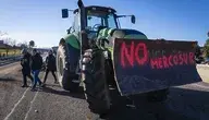 Rolnicy blokują autostradę AP-7 traktorami w proteście przeciwko umowie UE-Mercosur, Pontos koło Girony, Hiszpania, 11 stycznia 2026 r. Demonstracja farmerów jest odpowiedzią na głosowanie większości państw UE 9 stycznia za kontrowersyjną umową handlową z blokiem południowoamerykańskim, która zagraża europejskim producentom rolnych. EPA/DAVID BORRAT (źródło: PAP/EPA).
