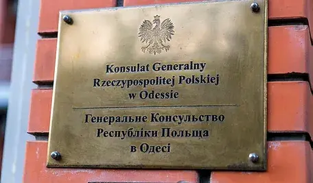 Tablica na budynku polskiego konsulatu w Odessie.
