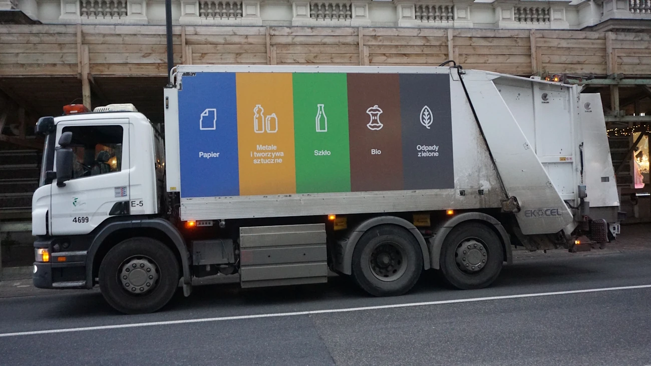 Ile zarabiają pracujący na śmieciarkach?