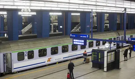 dworzec centralny w warszawie i pociąg PKP intercity na peronie. 