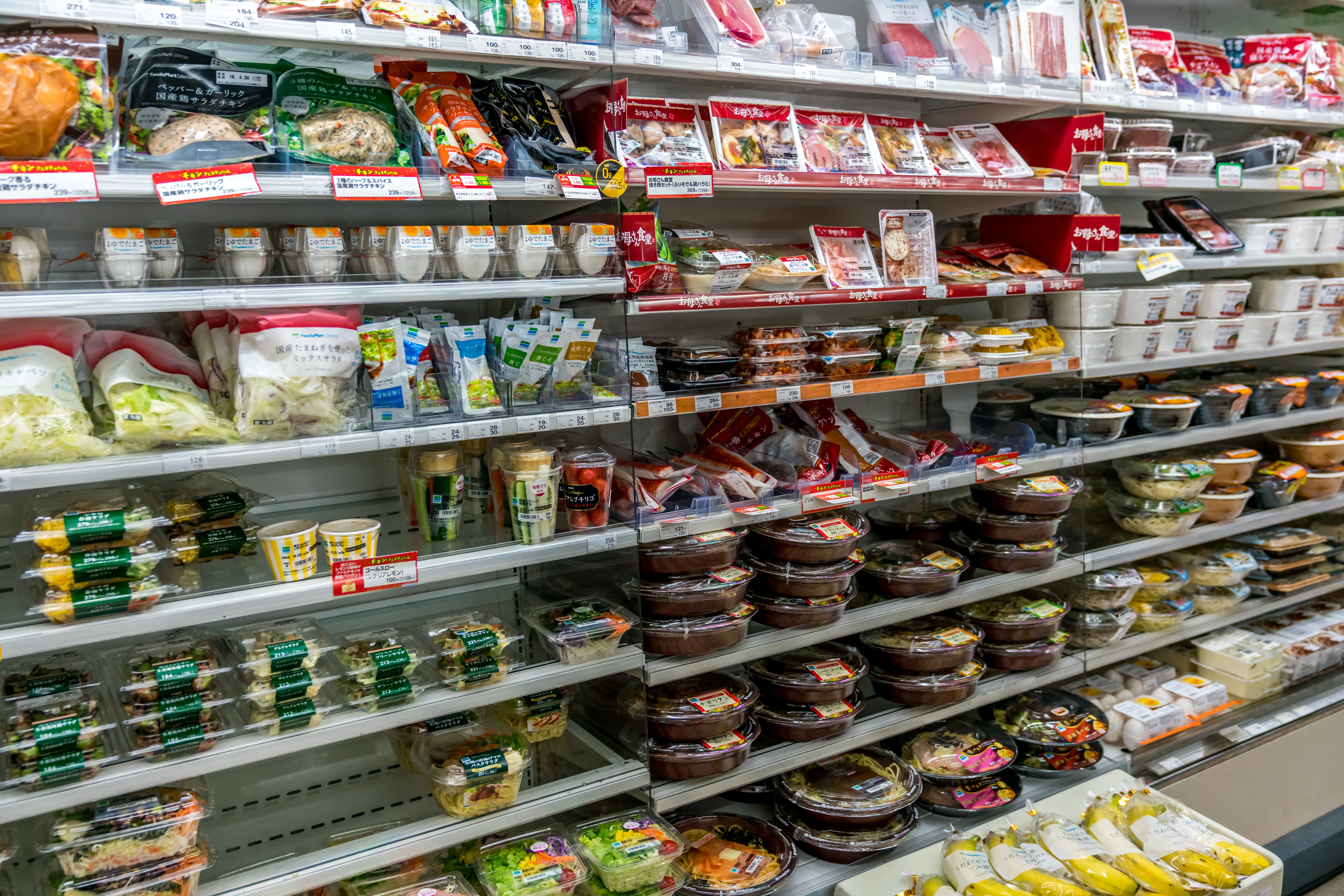 Wielu ludzi straci pracę! Znana sieć sklepów szykuje zwolnienia grupowe