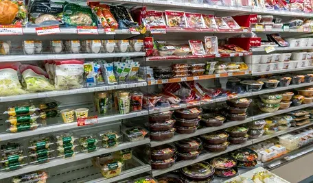 Carrefour Polska planuje zwolnienia grupowe i zamknięcie ośmiu sklepów, co budzi sprzeciw związków zawodowych i rodzi pytania o przyszłość sieci na polskim rynku.