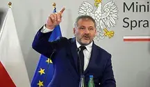 Minister sprawiedliwości Waldemar Żurek podczas emocjonalnego wystąpienia na konferencji prasowej wymachując ręką.