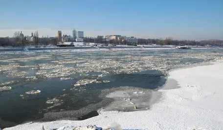 Ostrzeżenie PKP Intercity przed możliwymi odwołaniami pociągów z powodu marznących opadów deszczu w centralnej i północnej Polsce. Trudne warunki pogodowe powodują oblodzenie torów, wstrzymania ruchu, komunikację zastępczą oraz opóźnienia w ruchu lotniczym, m.in. na Lotnisku Chopina w Warszawie.