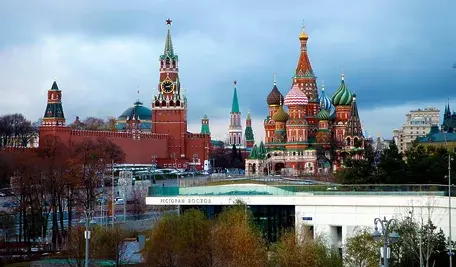 Wysokie budynki ze zdobieniami w centrum Moskwy.