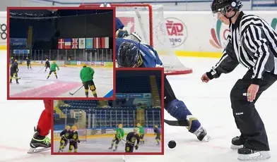 Hokeiści na lodzie podczas turnieju w Nottingham, w tle widoczne flagi państw – polska flaga wywieszona nieprawidłowo, obok sędzia i zawodnicy walczący o krążek.