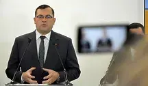 Minister rolnictwa Stefan Krajewski podczas konferencji prasowej.
