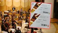 Orkiestra występująca w filharmonii oraz zdjęcie biletów na koncert. 
