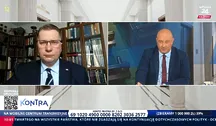Przemysław Czarnek na tle książek w rozmowie z Tadeuszem Płużańskim na anetenie programu Kontra w telewizji wPolsce24, na ramieniu byłego ministra polska flaga, a nie jak u tuska puste serduszko