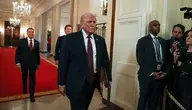 Prezydent USA Donald Trump w korytarzu Białego Domu.