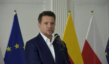 Rafał Trzaskowski po przegranych wyborach z Karolem Nawrockim z miesiąca na miesiąc ma coraz słabszą pozycję w Koalicji Obywatelskiej